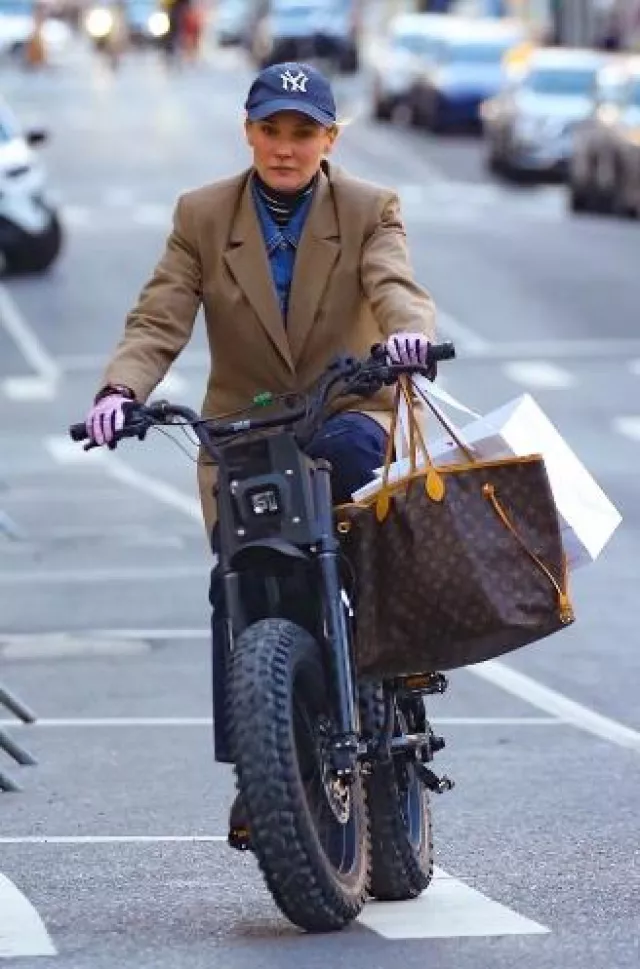 Bolso Louis Vuitton Neverfull Pm Monogram usado por Diane Kruger en la ciudad de Nueva York el 26 de abril de 2024