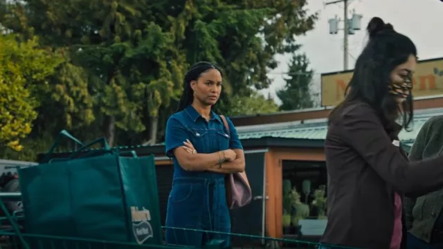 Combinaison en jean extensible ceinturée Frame Flare de Françoise portée par Helen Grace (Joy Bryant) dans Les Chroniques de Spiderwick (S01E08)