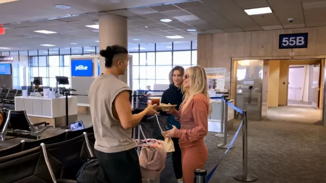 Beis Le sac de voyage du week-end porté par Ariana Madix comme on le voit dans Vanderpump Rules (S11E14)