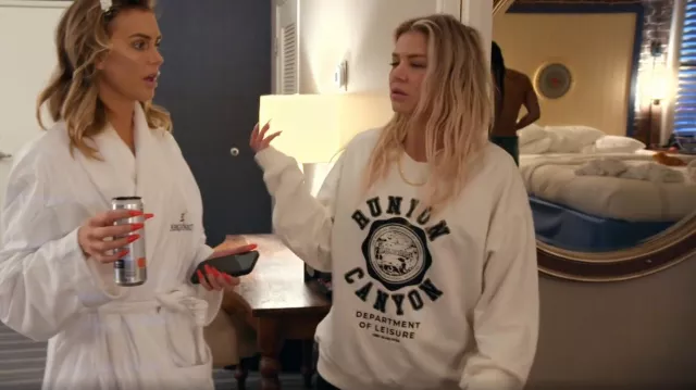 Sudadera gráfica del Departamento de Ocio de Coney Island Picnic Runyon Canyon usada por Ariana Madix como se ve en Vanderpump Rules (S11E14)