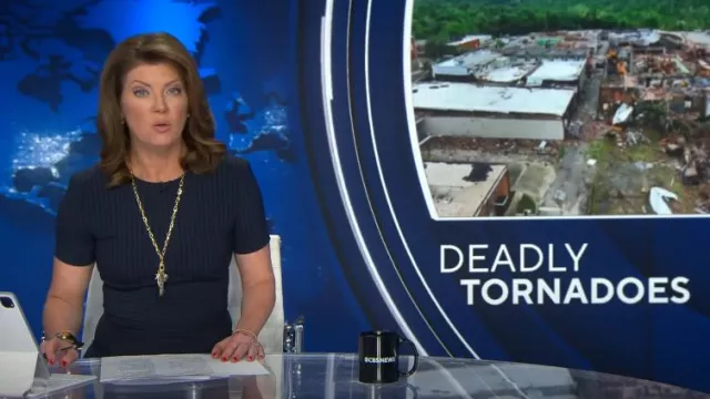 DKNY Robe mi-longue à manches courtes à fines rayures portée par Norah O’Donnell dans CBS Evening News le 29 avril 2024