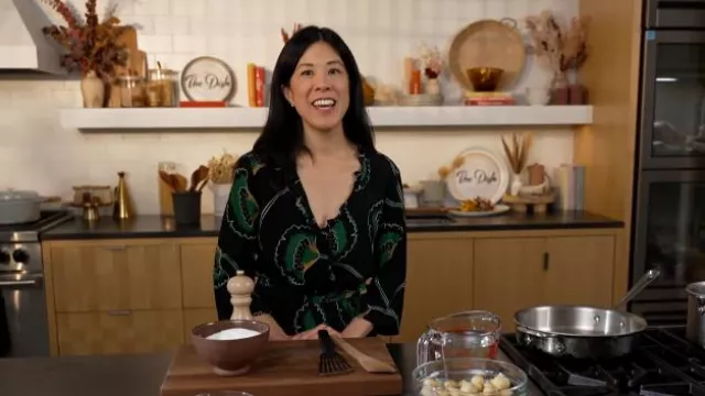 Robe Ba&sh Lalie portée par Geneviève Ko vue dans CBS Mornings le 30 avril 2024
