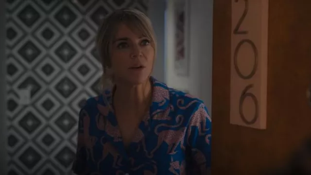 Desmond & Dempsey Print Pa­ja­mas worn by DJ (Kaitlin Olson) as seen in Hacks (S02E01)