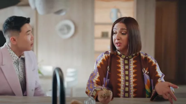 La DoubleJ Chemise foulard en soie à imprimé abstrait portée par Molly Novak (Maya Rudolph) comme on le voit dans Loot (S02E06)