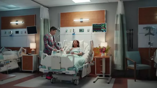 Botas Dr Martens 1460 en Smooth Clash Pink usadas por Nicholas (Joel Kim Booster) como se ve en Loot (S02E06)
