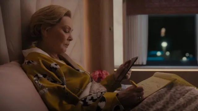 Robe kimono Olivia Von Halle portée par Deborah Vance (Jean Smart) dans Hacks (S02E03)