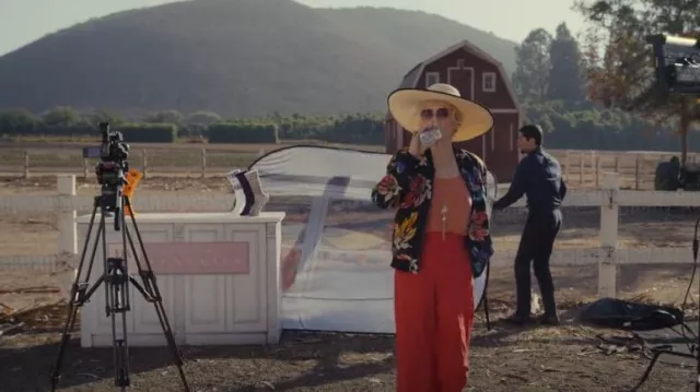 Alice + Olivia Dy­lan Pants worn by Deborah Vance (Jean Smart) as seen in Hacks (S02E04)