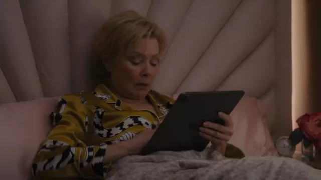 Olivia Von Halle Silk Py­ja­mas worn by Deborah Vance (Jean Smart) as seen in Hacks (S02E05)