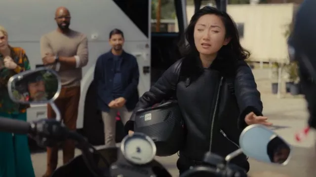 Veste en peau de mouton Allsaints portée par Kiki (Poppy Liu) dans Hacks (S02E06)