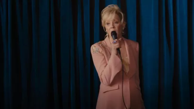 Cinq à Sept Script Blaz­er worn by Deborah Vance (Jean Smart) as seen in Hacks (S02E06)