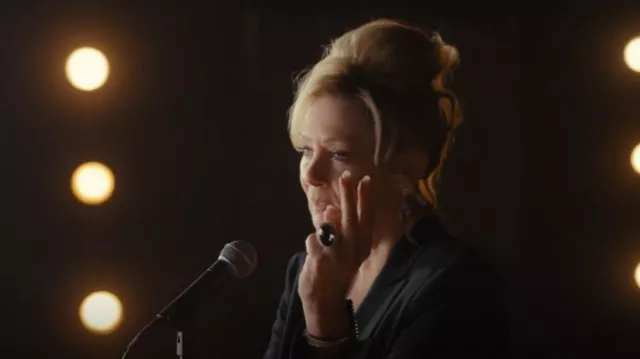 Cinq à Sept Amie Blazer usado por Deborah Vance (Jean Smart) como se ve en Hacks (T02E06)