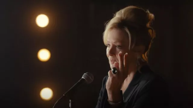 Blazer adornado con pedrería usado por Deborah Vance (Jean Smart) como se ve en Hacks (T02E06)