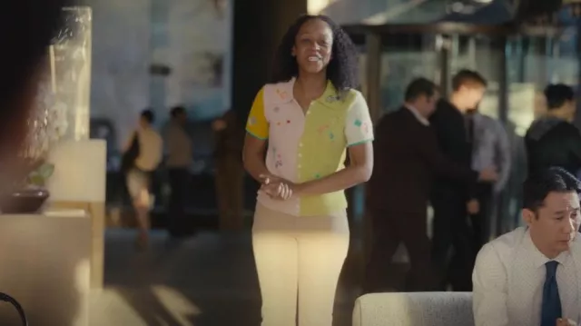 Yanyan Laine d’agneau à manches courtes portée par Daisy (Kirby Howell-Baptiste) comme on le voit dans Hacks (S02E07)