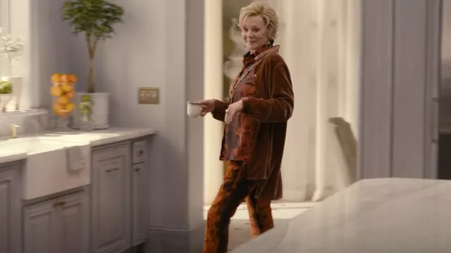 Roberto cavalli Pantalon évasé porté par Deborah Vance (Jean Smart) dans Hacks (S03E01)