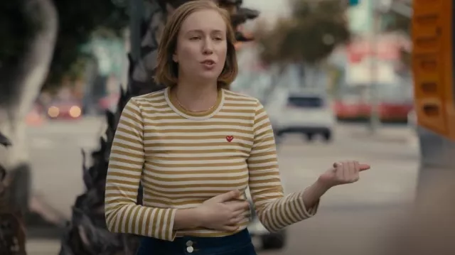 Comme Des Garçons Yel­low Shirt worn by Ava (Hannah Einbinder) as seen in Hacks (S03E01)