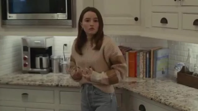 Pull marron porté par Zoe Murphy (Kaitlyn Dever) dans le film Dear Evan Hansen