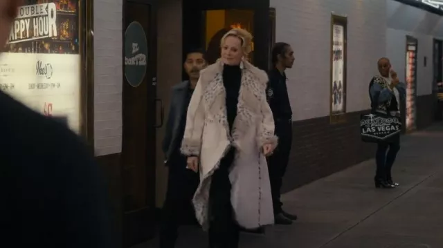 Hacks outfits: Fur-Trim Coat in white worn by Deborah Vance (Jean Smart) in season 3, episode 2