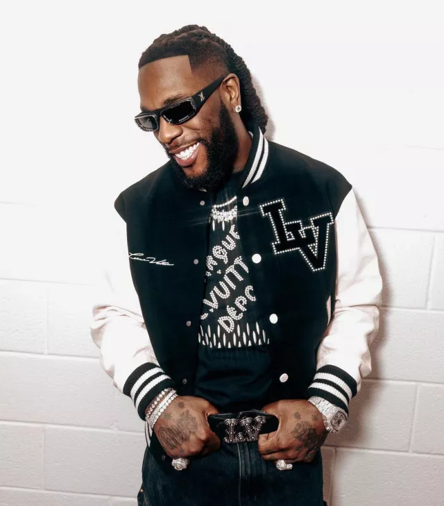 Cinturón Louis Vuitton negro y plateado 'LV Ranch' usado por Burna Boy en la cuenta de Instagram @burnaboygram