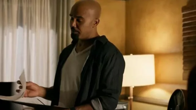 T-shirt à col en V de James Perse porté par le sergent Daniel 'Hondo' Harrelson (Shemar Moore) tel qu’on le voit dans S.W.A.T. (S07E09)