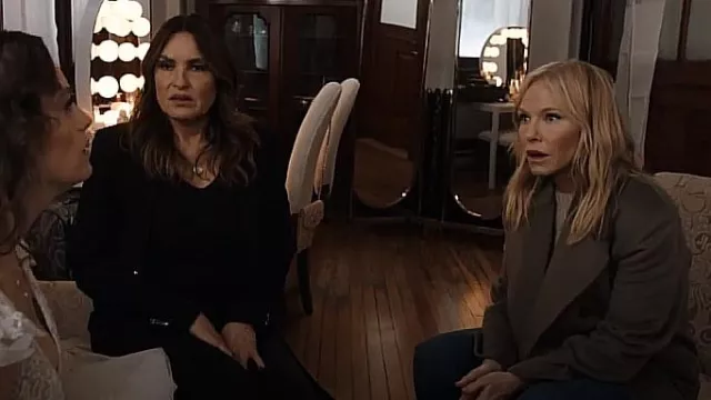Totême Wool Over­coat worn by Detective Amanda Rollins (Kelli Giddish) as seen in Law & Order: Special Victims Unit (S24E11)