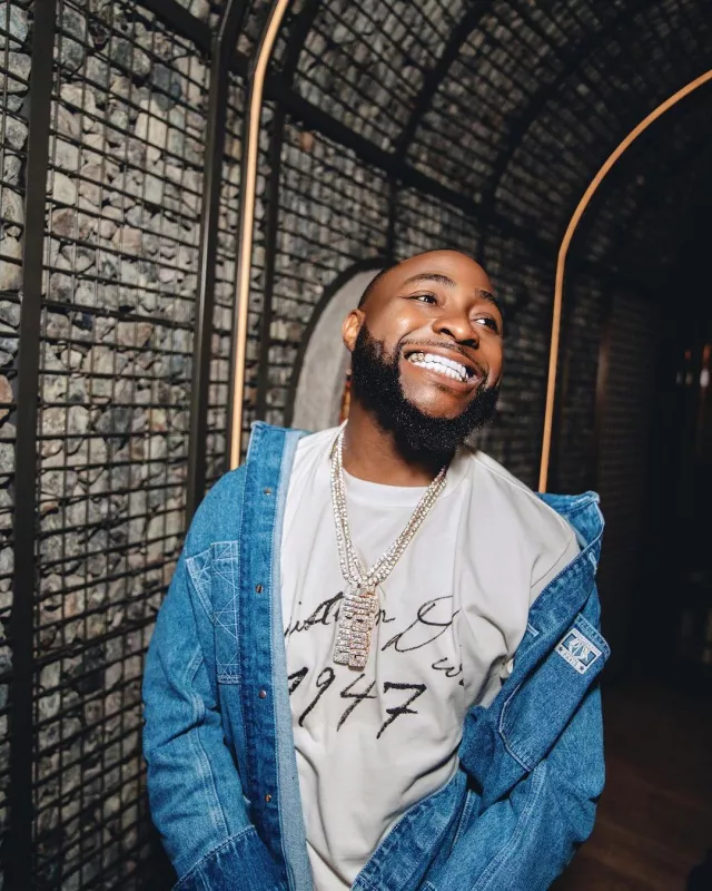 Dior White 'Dior 1947' Handwritten T-Shirt worn by Davido on the Instagram account @davido