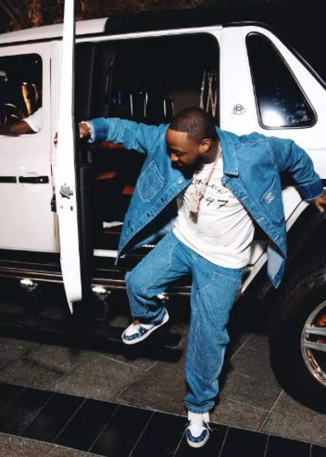 Baskets Louis Vuitton en denim blanc et bleu Damier 'LV Trainer' portées par Davido sur le compte Instagram @davido