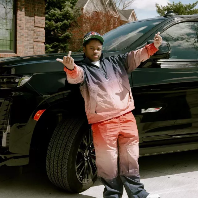 Veste anorak d?�grad?�e Supreme Nike x Supreme bleu et rouge port?�e par 42 Dugg sur le compte 