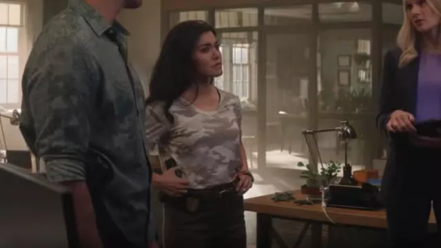 T-shirt en coton imprimé camouflage Anthony Thomas Melillo porté par Lucy Tara (Yasmine Al-bustami) dans NCIS : Hawaï (S03E10)