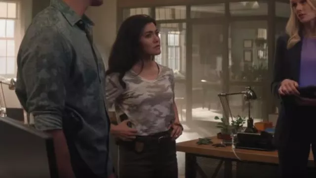 Pantalon Joie Park porté par Lucy Tara (Yasmine Al-bustami) dans NCIS : Hawaï (S03E10)