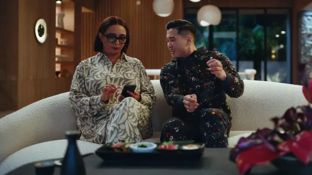 Pantalon à cordon Matteau porté par Molly Novak (Maya Rudolph) comme on le voit dans Loot (S02E07)