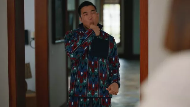 Chelsea Peers Quarter Zip Fleece Jogger Set usado por Nicholas (Joel Kim Booster) como se ve en Loot (T02E07)