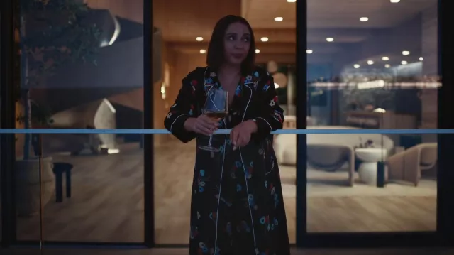 Conjunto de pijama Rixo Austin Floral Print Jersey usado por Molly Novak (Maya Rudolph) como se ve en Loot (S02E07)
