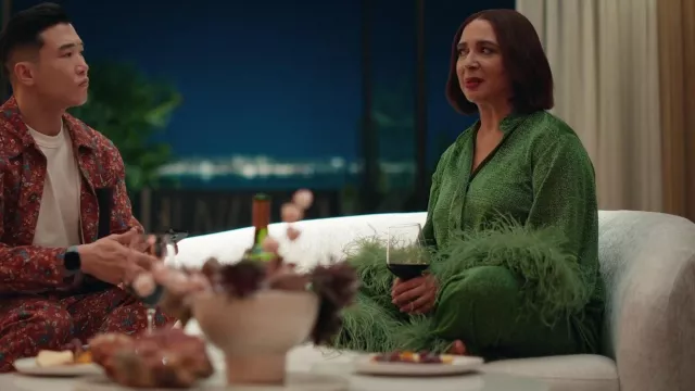 Chemise en plumage Oseree Lumiere portée par Molly Novak (Maya Rudolph) comme on le voit dans Loot (S02E07)