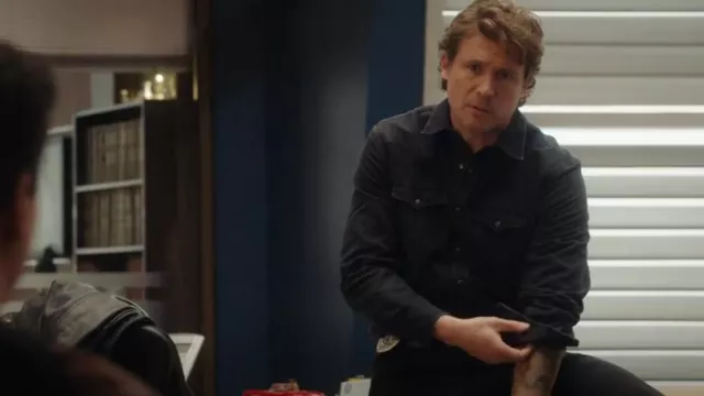 Camisa vaquera Gap 1969 usada por Charlie Hudson (John Reardon) como se ve en Hudson & Rex (S06E16)