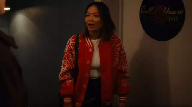 Free People Pretty In Pearls Bomber Jacket usada por el detective Kai Huang (Cihang Ma) como se ve en Hudson & Rex (T06E16)