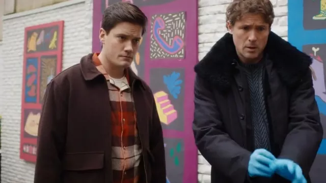 Veste mangue avec poche à rabat portée par Jesse Mills (Justin Kelly) comme on le voit dans Hudson & Rex (S06E16)