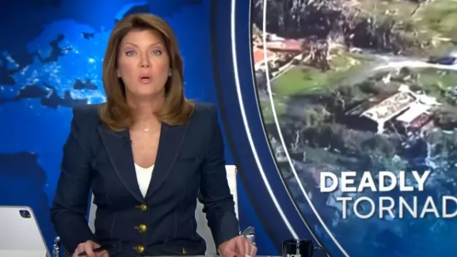 Veronica Beard Anoki Chaqueta Denim Dickey usada por Norah O'Donnell como se ve en CBS Evening News el 7 de mayo de 2024