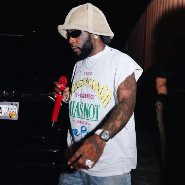 Acne Studios Beige Shearling Bucket Hat usado por Burna Boy en la cuenta de Instagram @burnaboygram
