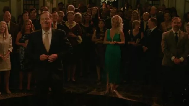 Robe midi à franges plongeantes Hervé Léger portée par Serena Croker (Sarah Jones) vue dans A Man in Full (S01E01)