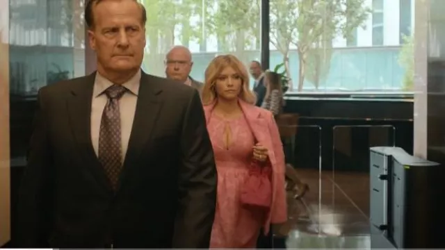 Robe Baum Und Pferdgarten Alexio portée par Serena Croker (Sarah Jones) telle qu’on la voit dans A Man in Full (S01E01)