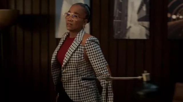 Blazer ecuestre de cuero con parche de rifle de Smythe usado por Amanda Wagner (Sonja Sohn) como se ve en Will Trent (T02E08)