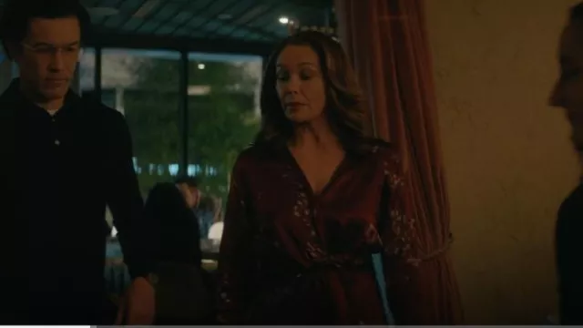 Robe midi en satin à imprimé floral à effet portefeuille portée par Martha Croker (Diane Lane) comme on le voit dans A Man in Full (S01E05)