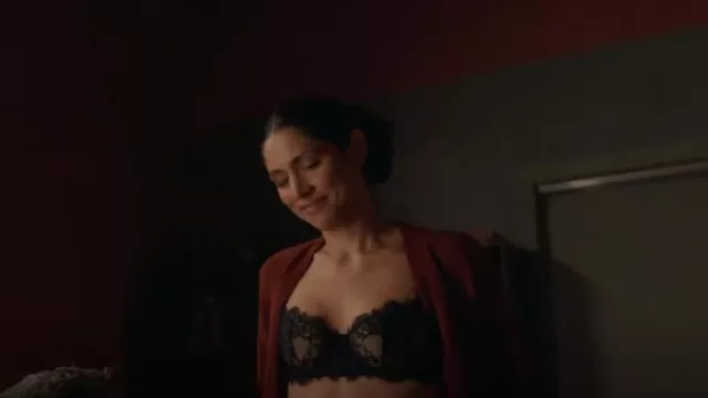 Soutien-gorge balconnet bleu Skarlett porté par Stella Kidd (Miranda Rae Mayo) comme on le voit dans Chicago Fire (S12E11)