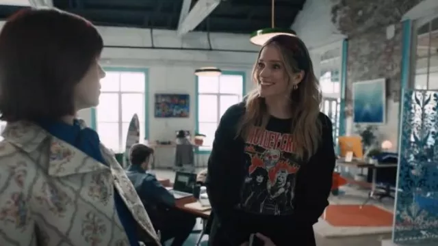 T-shirt unisexe Madeworn porté par Quinn (Elizabeth Lail) comme on le voit dans Elsbeth (S01E08)
