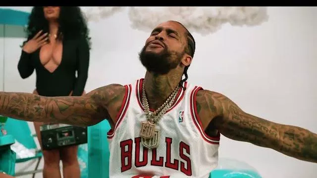 Mitchell & Ness 1997-98 Chicago Bulls #91 Rodman White Jersey worn by Dave East in Dave East - Living Single (Official Video)