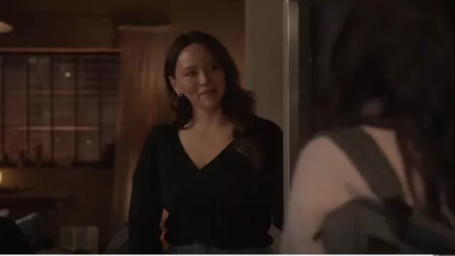 Suéter cruzado Na-kd usado por Lucy Chen (Melissa O'Neil) como se ve en The Rookie (T06E08)
