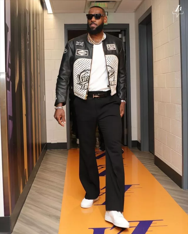 Tom Ford Cinturón de hebilla clásica de cuero negro y plata usado por LeBron James en la cuenta de Instagram @lakers