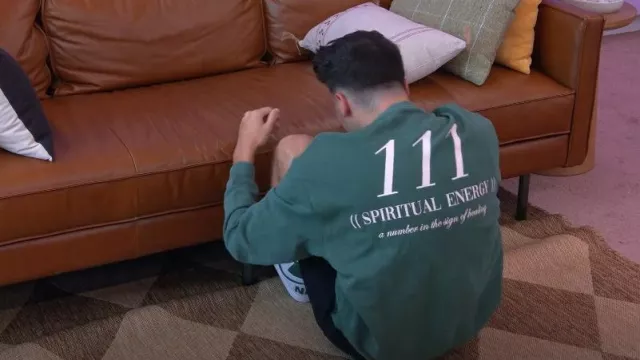 Asos Design Sweat-shirt surdimensionné en vert délavé avec impression de texte au dos porté par le personnel de Jordan comme on le voit dans The Circle (S06E09)