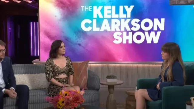 Mini-robe à manches longues Ramy Brook Katelyn portée par Kelly Clarkson telle que vue dans The Kelly Clarkson Show le 6 mai 2024