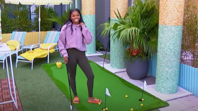 Tory Burch Diapositive de douche pour femmes portée par Quori-Tyler Bullock comme on le voit dans The Circle (S06E11)